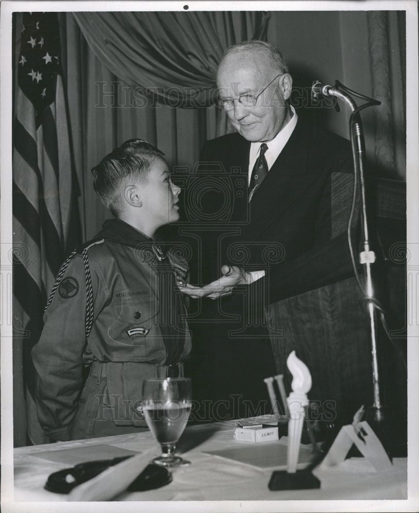 1951 Press Photo Judge Robert M. Toms, gold medal - Historic Images