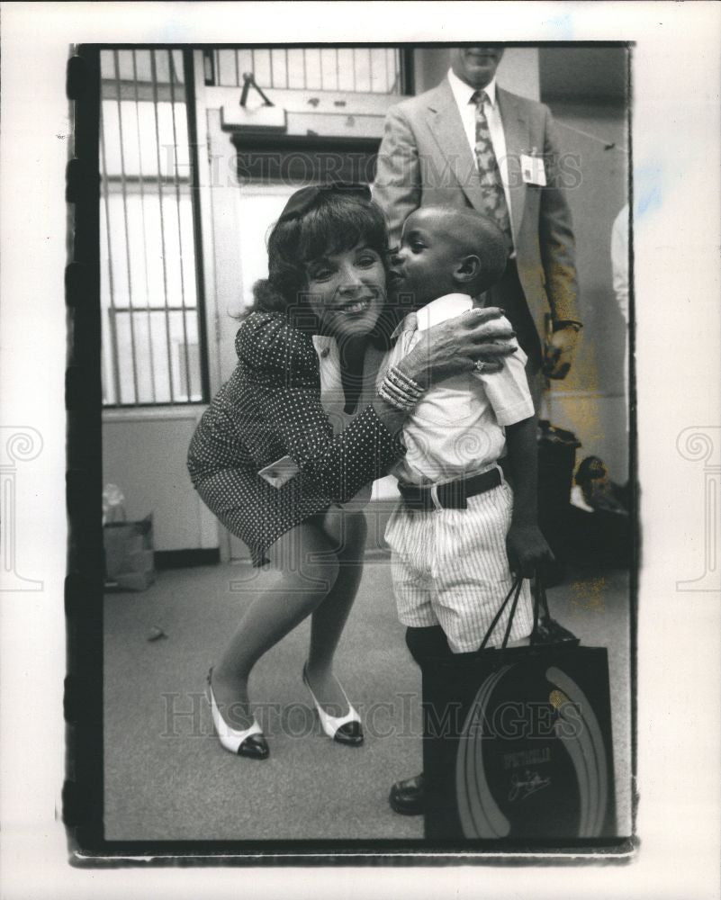 1989 Press Photo Joan Collins Thaddeus Dixon Hospital - Historic Images