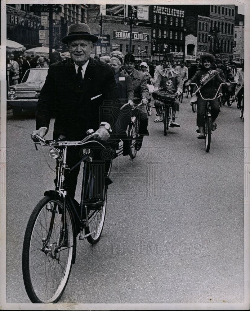 1987 Press Photo Walker Cisler bikes - Historic Images