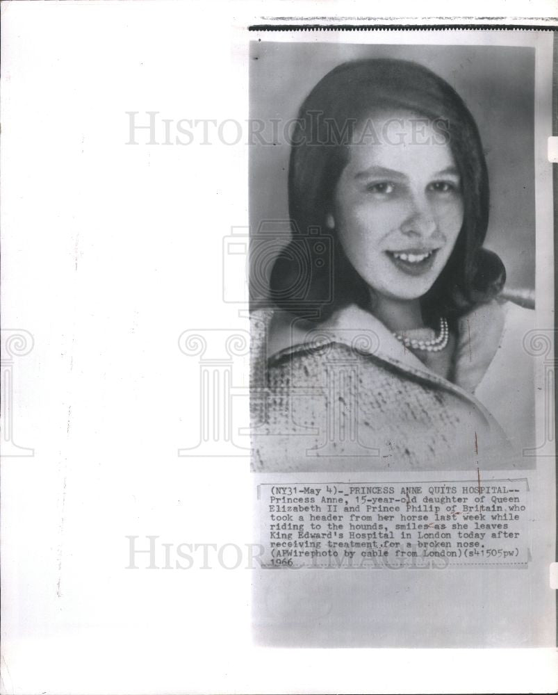 1966 Press Photo Princess Anne leaves hospital - Historic Images