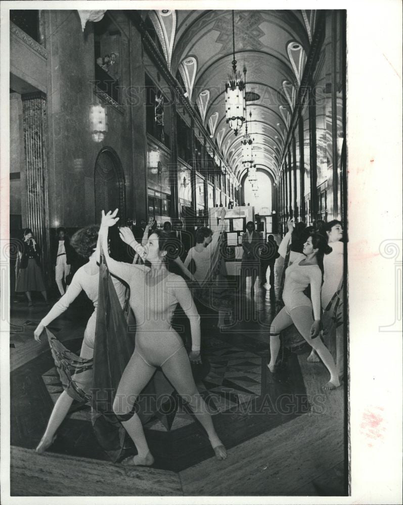 1983 Press Photo Fisher Building &amp; Theatre - Historic Images