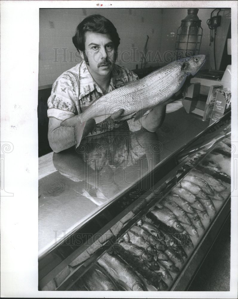 1977 Press Photo Al Buscemi Pomeroy's whitefish - Historic Images