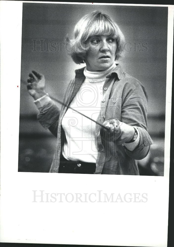 1981 Press Photo ACKIE CRANDALL GUARD&quot; FENCING POSITION - Historic Images