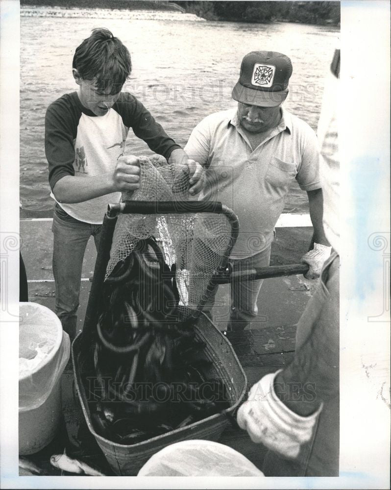 1989 Press Photo Lamprey Eel Trap Ocqueoc River Hammond - Historic Images