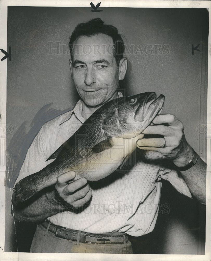 1948 Press Photo Gerald Stevens - six-pounder bass - Historic Images
