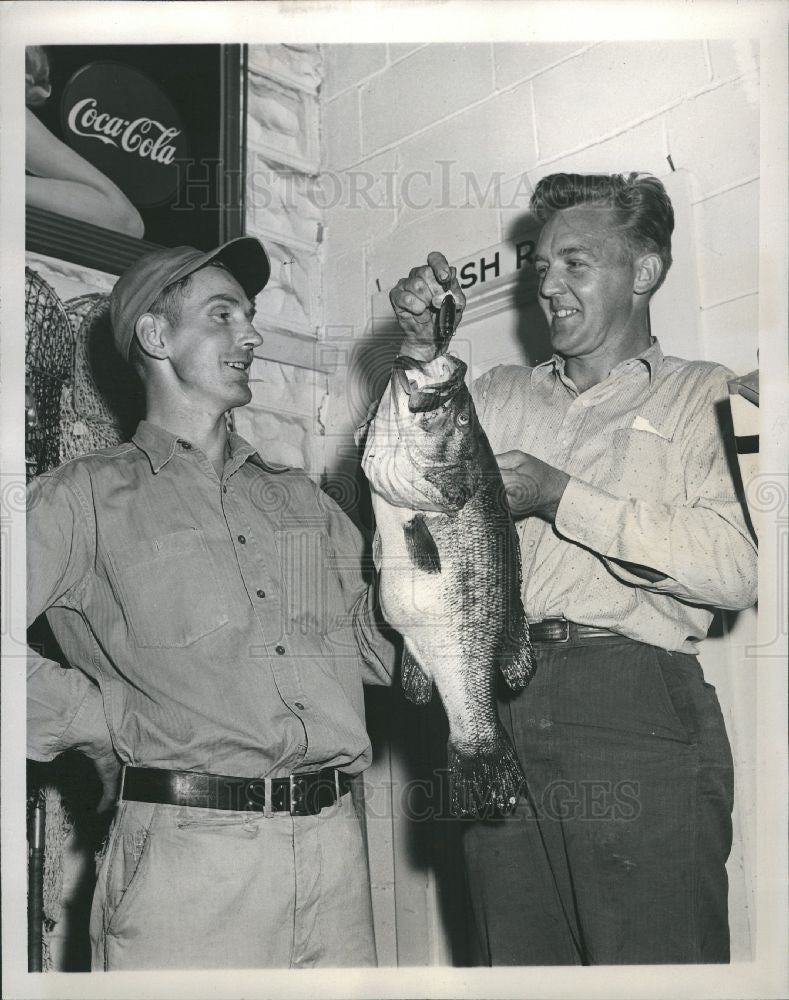 1947 Press Photo Garret T. Meintz - large mouth bass - Historic Images