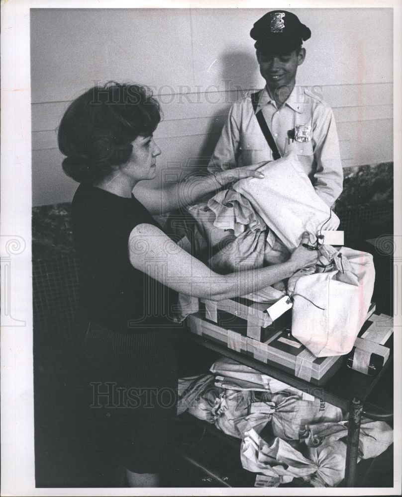 1965 Press Photo First Federal Bank detroit cash cart - Historic Images