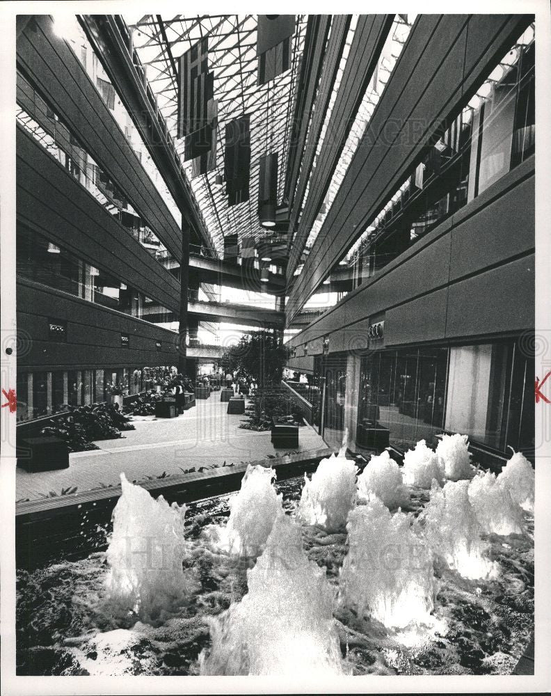 1984 Press Photo Southfield First Center Office atrium - Historic Images