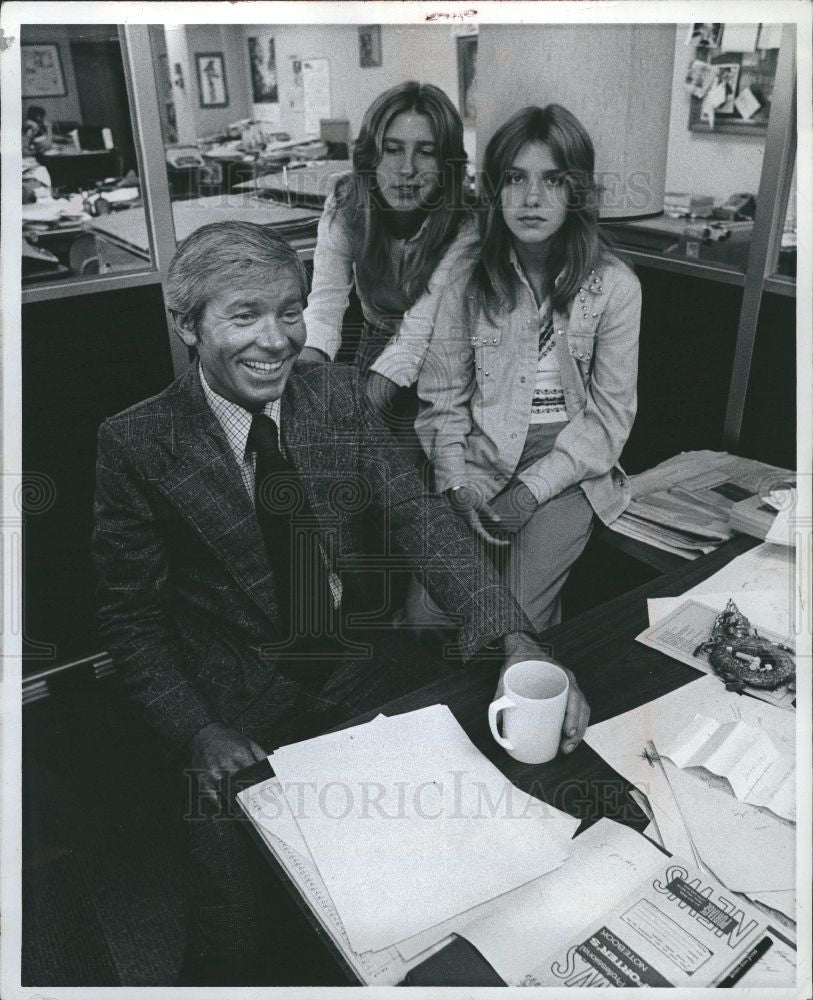 1974 Press Photo Dick Sage Karen and Kim daughters - Historic Images