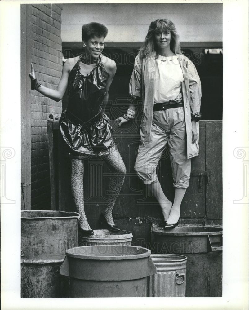 1984 Press Photo trash bag originals Pam Brown model - Historic Images