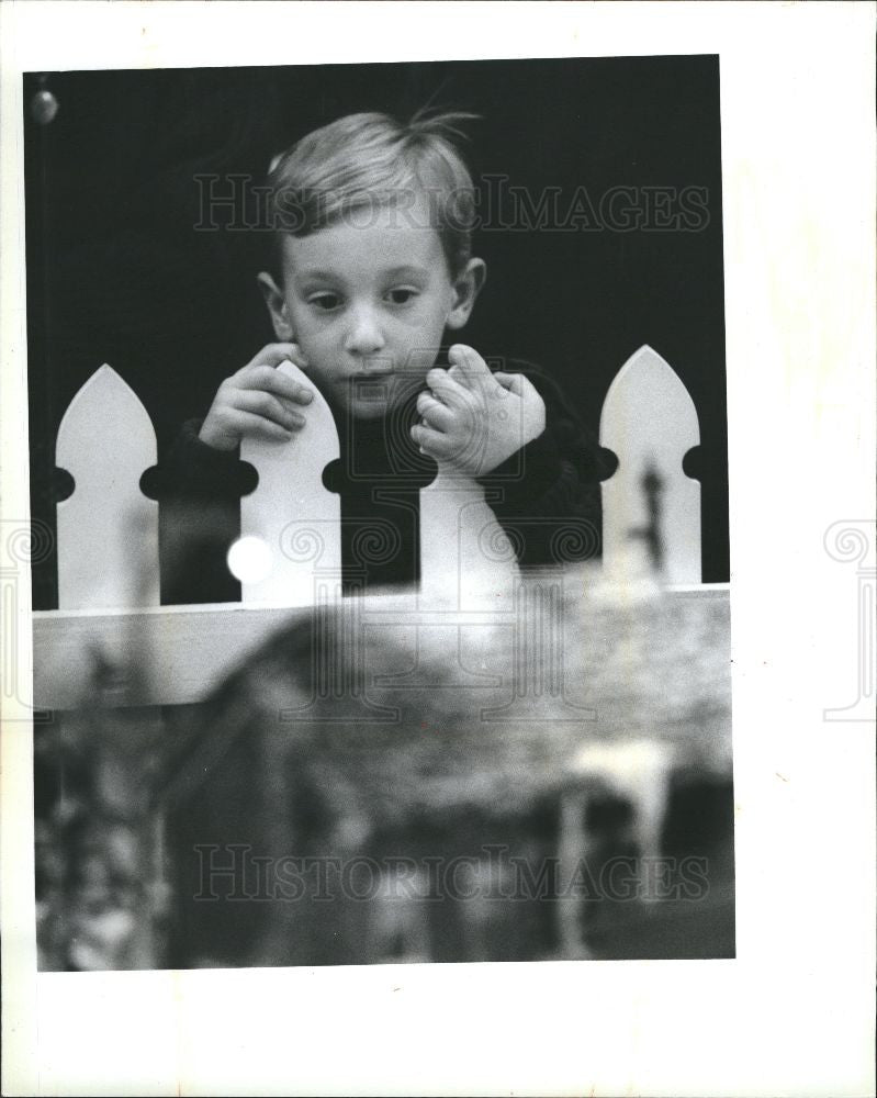 1992 Press Photo Anthony Riva gingerbread village X-mas - Historic Images