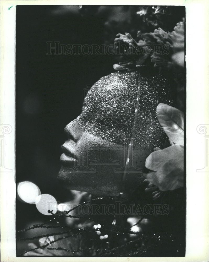 1985 Press Photo mask ornament Earl Elliot tree Love - Historic Images