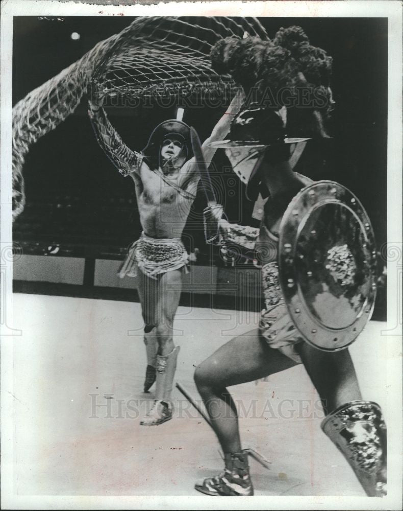 1966 Press Photo Gladiator in combat: &quot;Festa Italiana&quot; - Historic Images