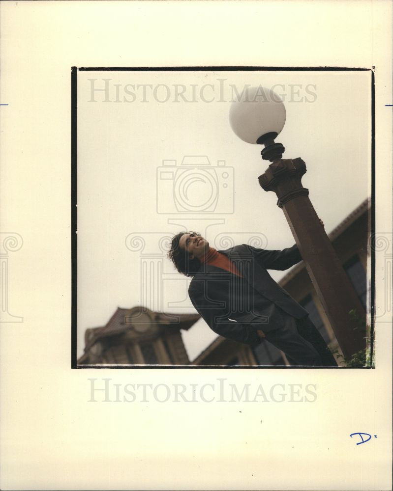1989 Press Photo Fashion, posing, street - Historic Images