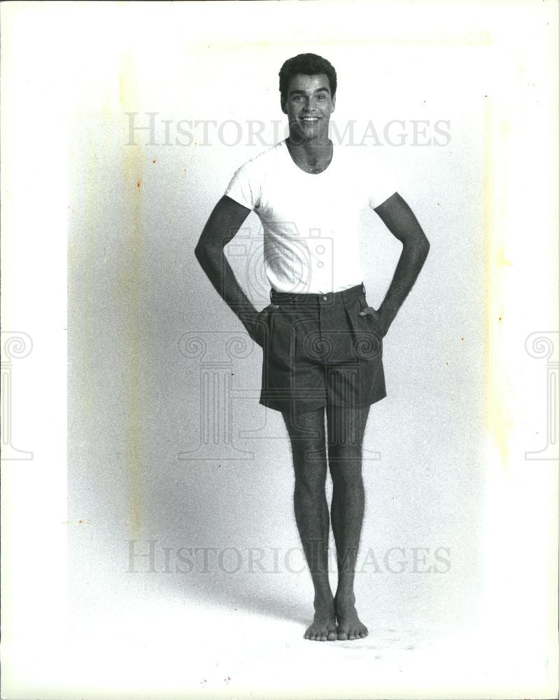 1985 Press Photo men fashion 1980s shorts t-shirt - Historic Images