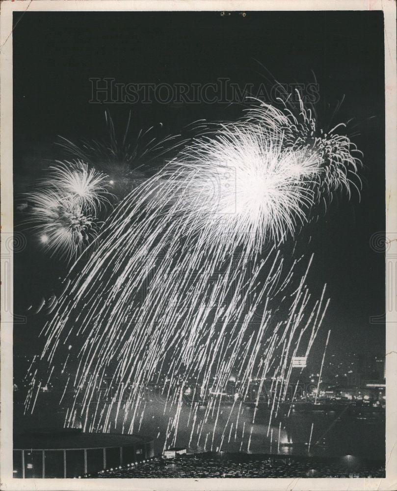 1963 Press Photo fireworks night sky pyrotechnics - Historic Images