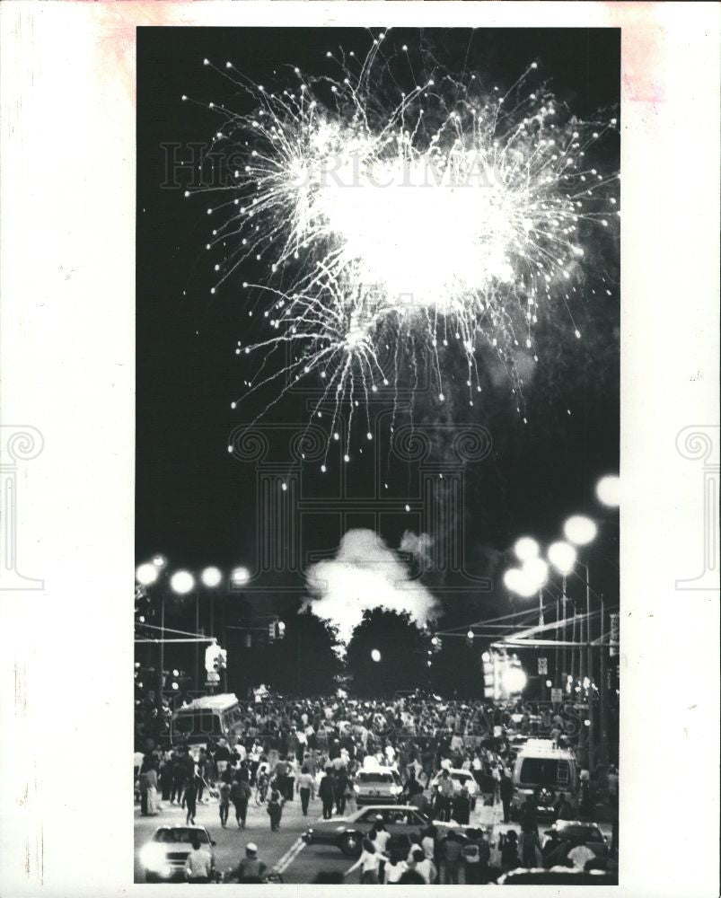 1982 Press Photo International Freedom fireworks people - Historic Images