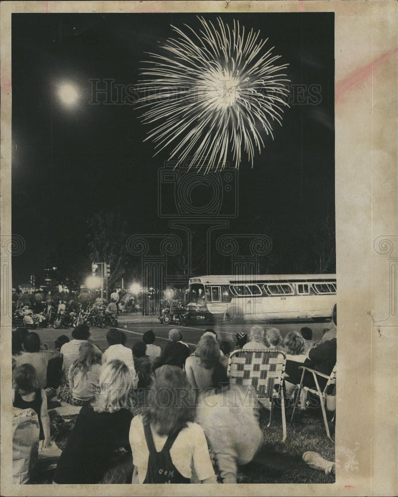 1974 Press Photo Fireworks at Detroit Freedom Festival - Historic Images