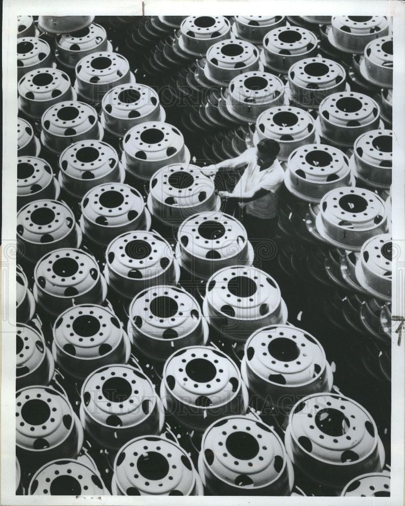 1964 Press Photo Disc Wheels Firestone Steel Products - Historic Images