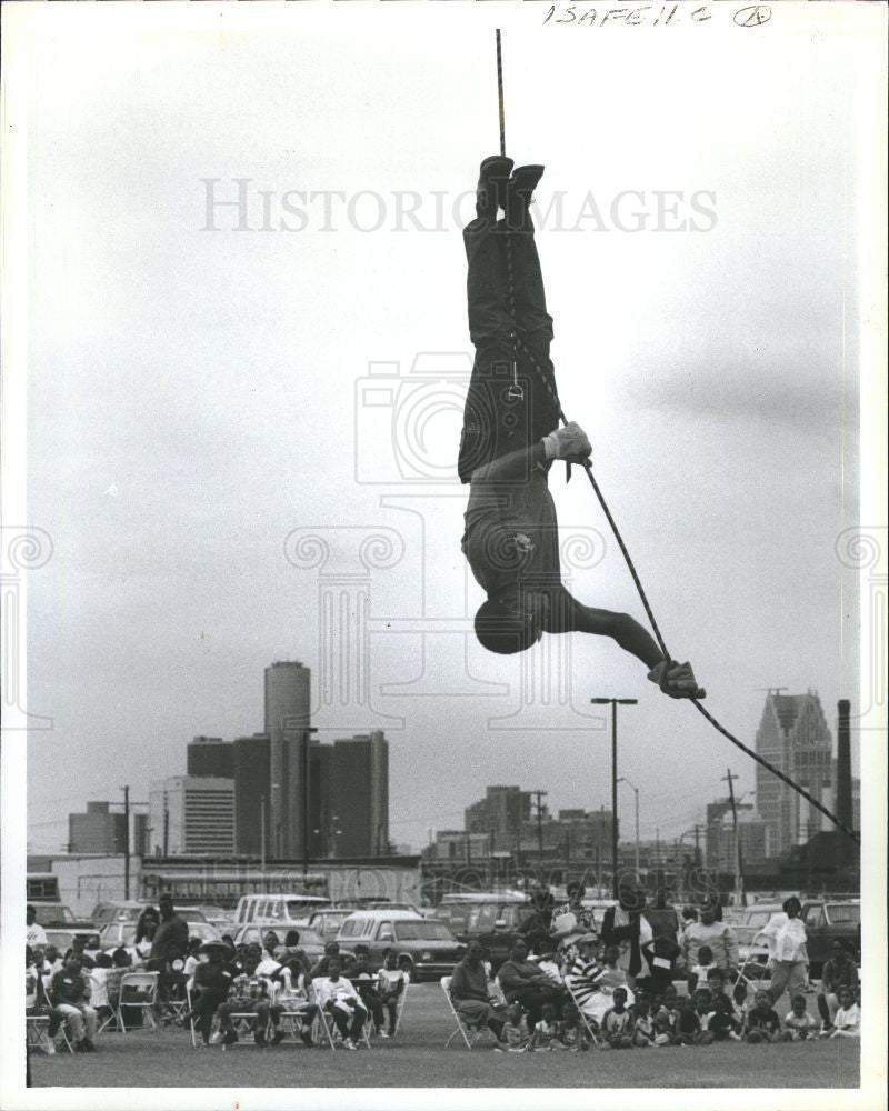 1993 Press Photo Al Robinson fireman rappel demonstrate - Historic Images