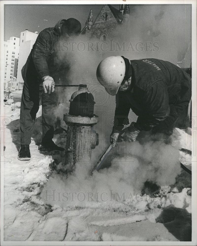 1976 Press Photo fire hydrant steam - Historic Images