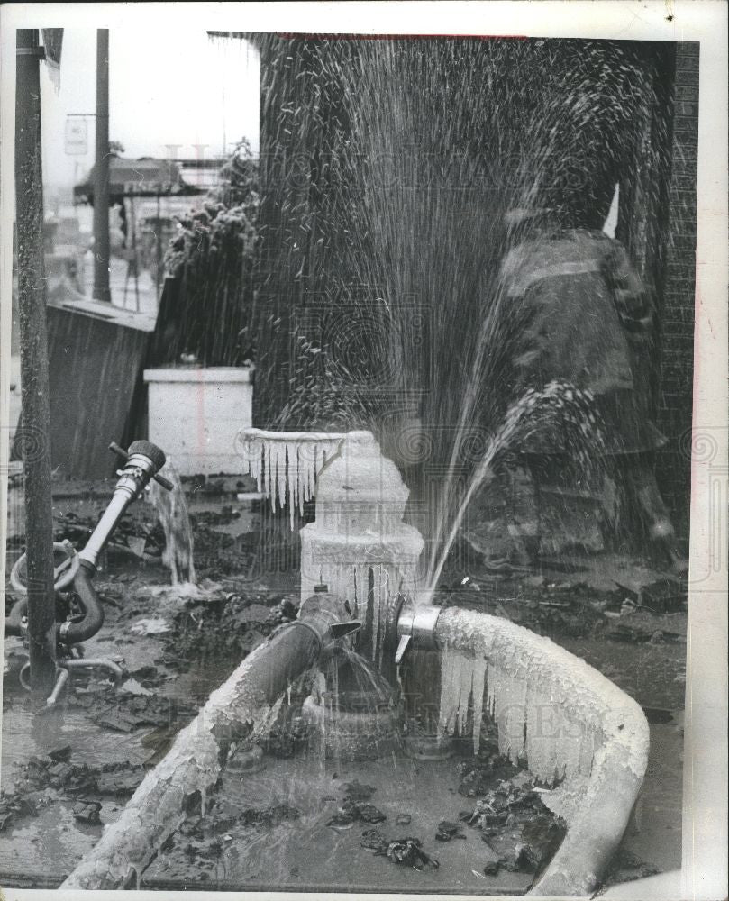 1972 Press Photo leaky fire hydrant freezing  fountain - Historic Images