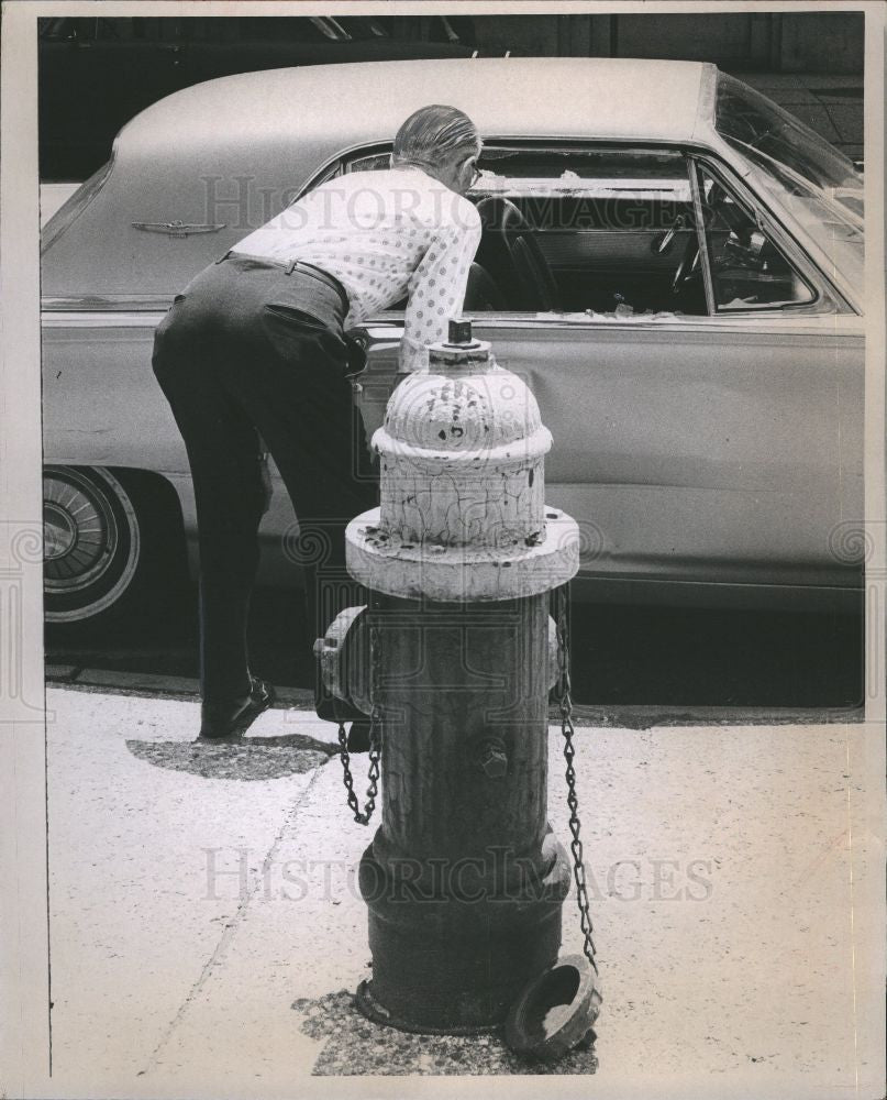 1966 Press Photo fire hydrant car towed broken window - Historic Images