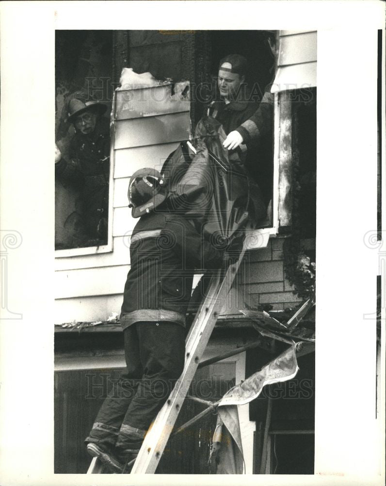 1991 Press Photo Firefighters dead child Milford Mich - Historic Images