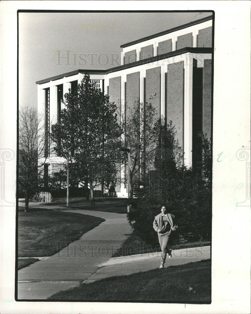 1987 Press Photo Ferris State College library backgroun - Historic Images