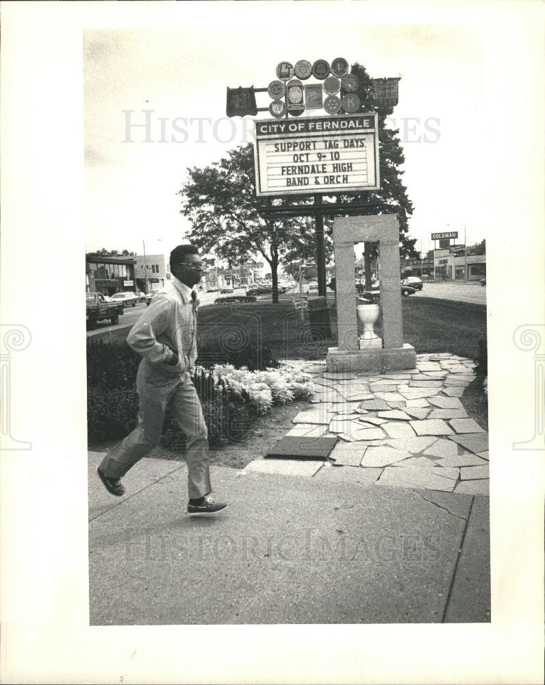 1987 Press Photo PEDESTRIAN CROSSING MEDIAN ON WOODWARD - Historic Images