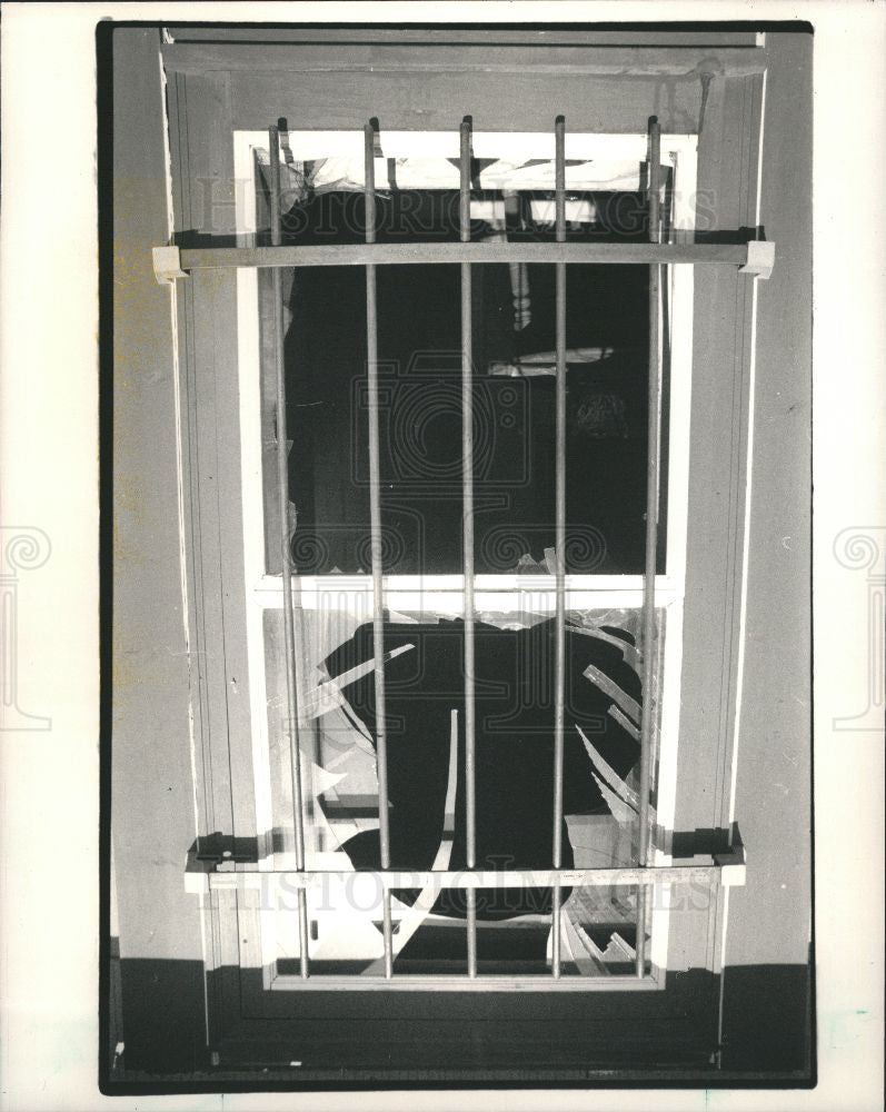 1987 Press Photo house fire secure window iron grates - Historic Images
