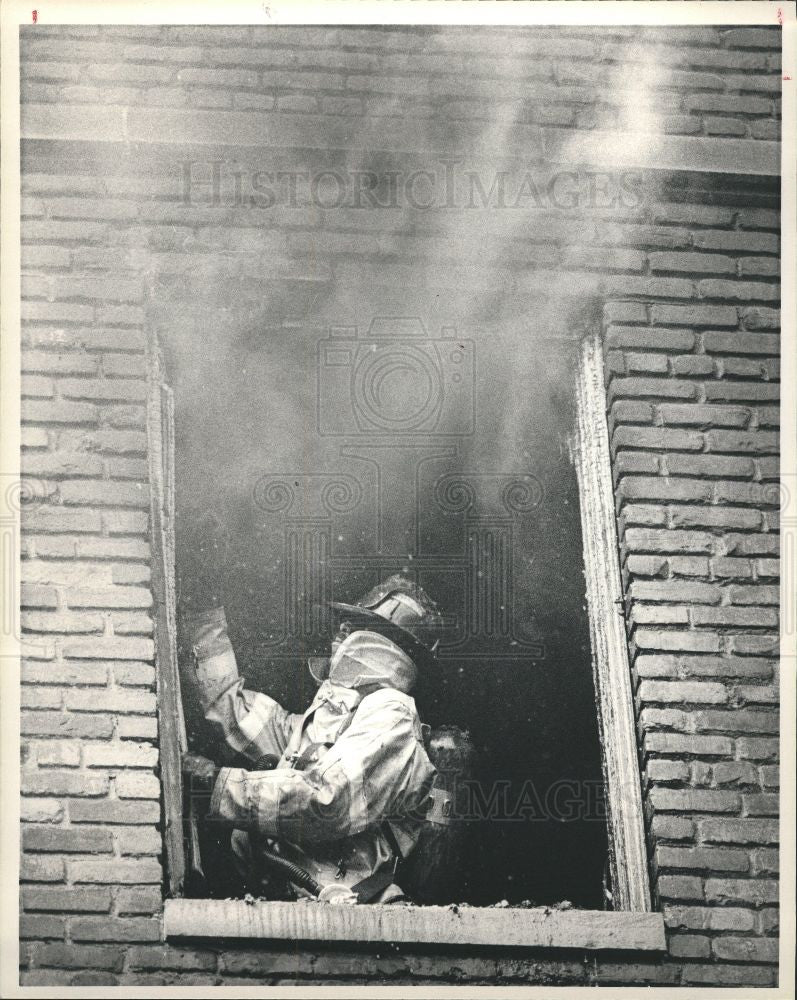1983 Press Photo detroit firefighter concord apartments - Historic Images