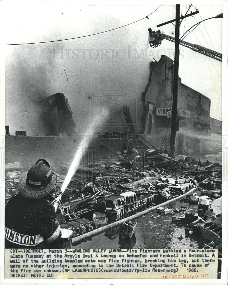1982 Press Photo BOWLING ALLEY BURNS - Historic Images