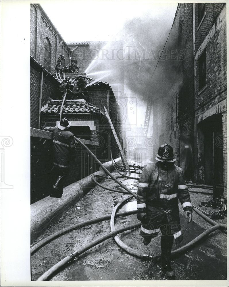 1979 Press Photo Fire firemen hoses buildings - Historic Images