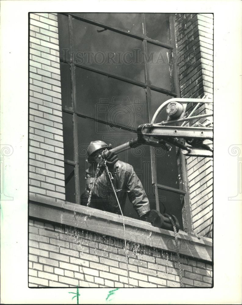 1987 Press Photo fireman warehouse fire Pub. Schools - Historic Images