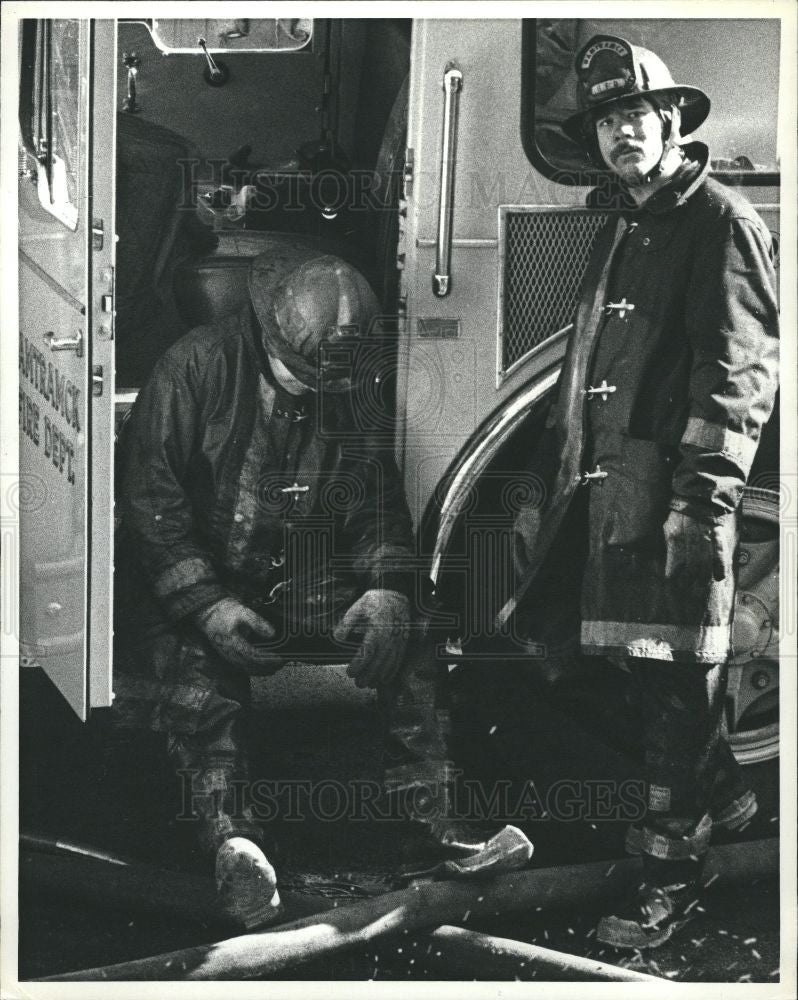 1981 Press Photo Firemen rescuers civilian property - Historic Images