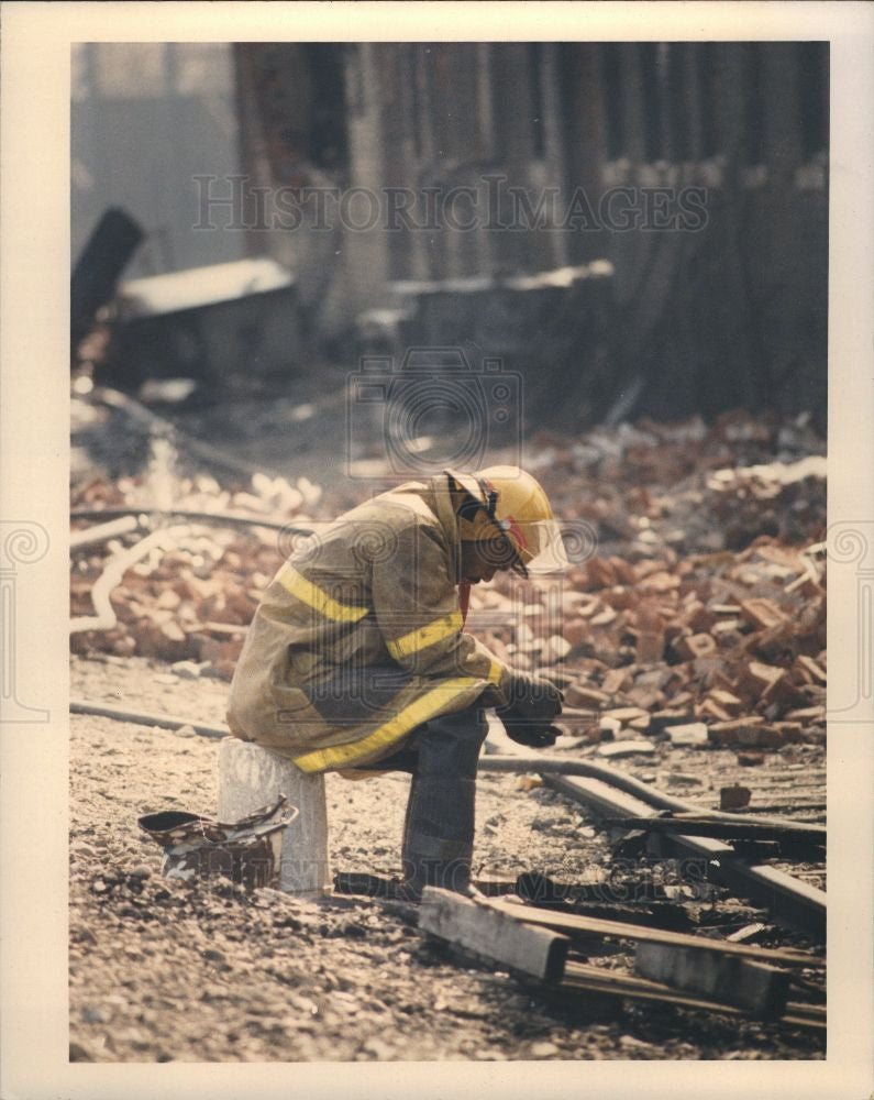 1988 Press Photo Fireman - Historic Images