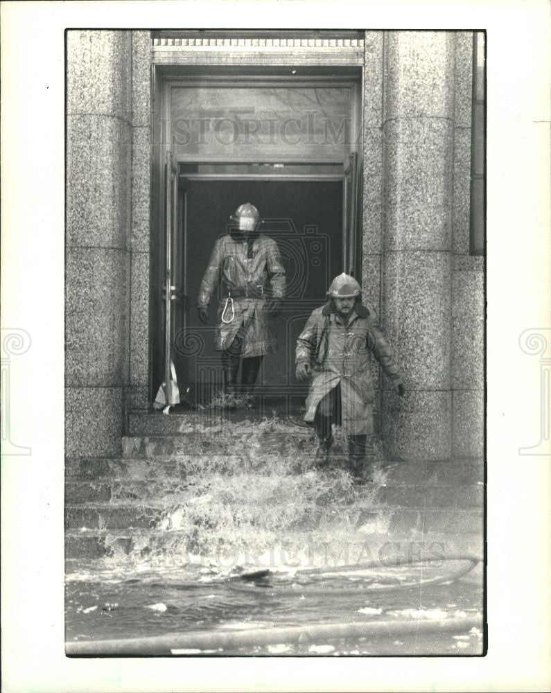 1987 Press Photo Detroit Public Schools warehouse fire - Historic Images