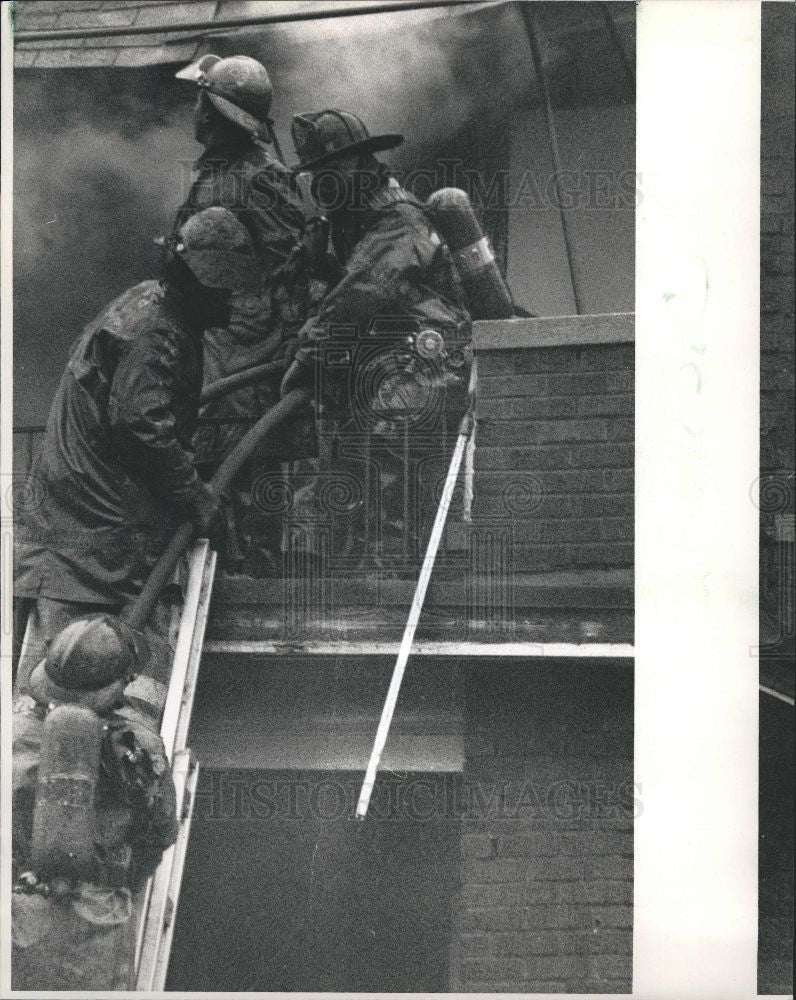 1989 Press Photo Firemen rescuers civilian property - Historic Images