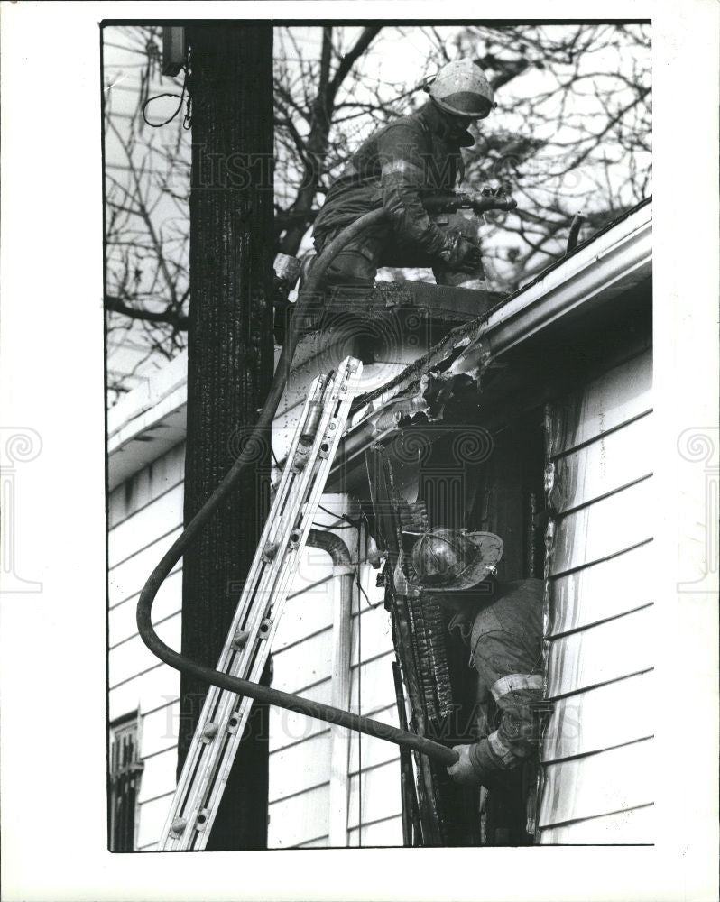 1992 Press Photo Firemen in action - Historic Images