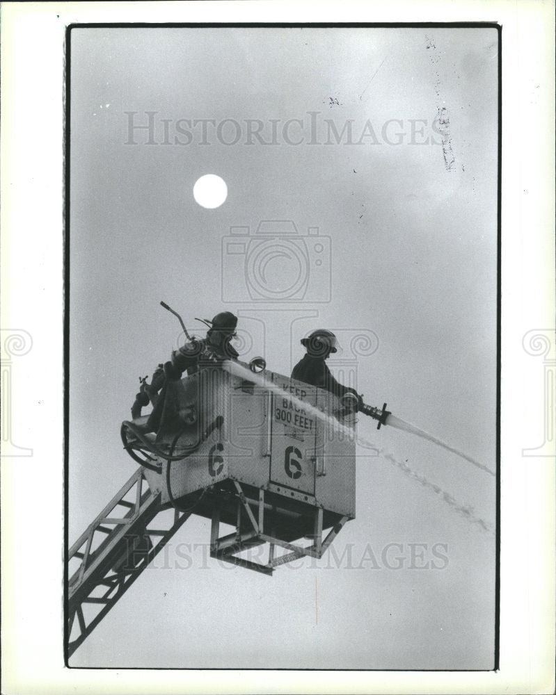 1984 Press Photo dousing flames fire fighters east side - Historic Images