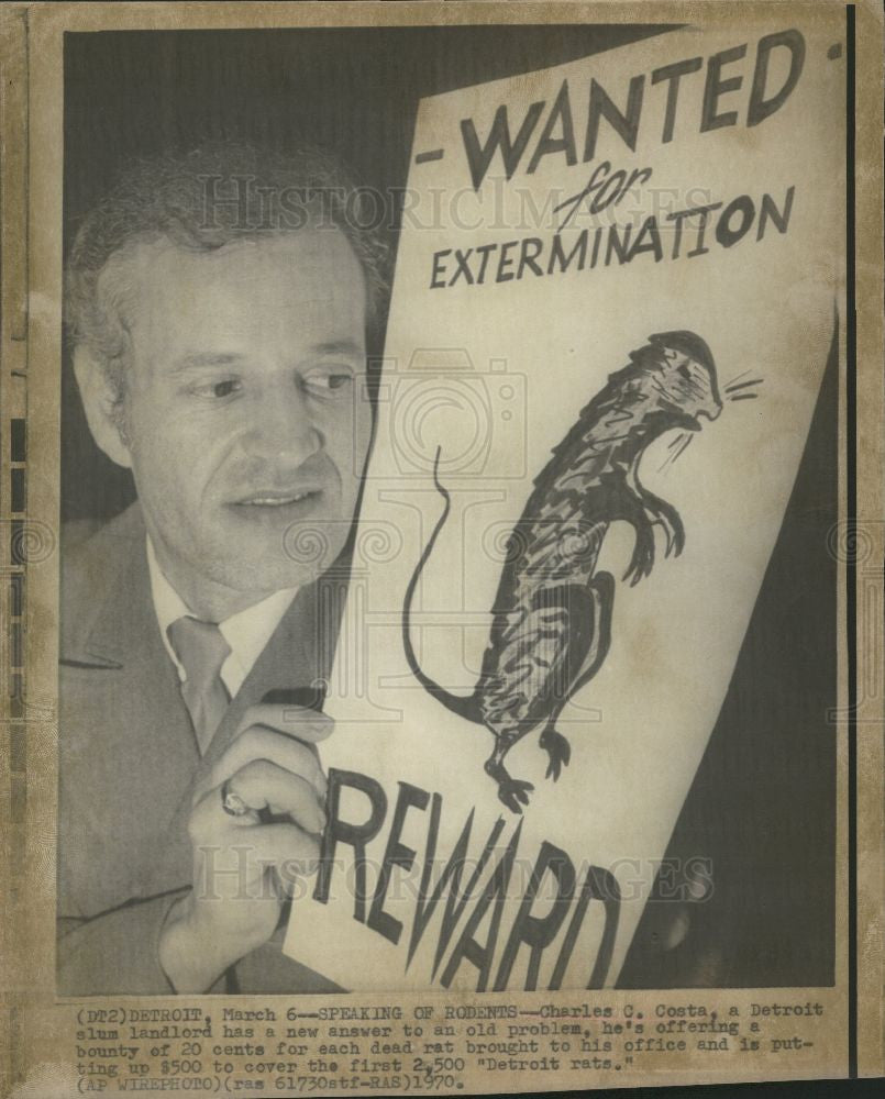 1970 Press Photo Charles Costa Detroit MI slumlord rats - Historic Images