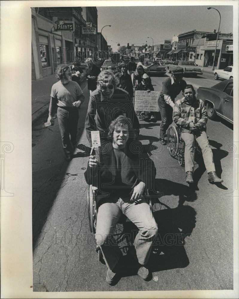 1975 Press Photo Wheeling Charity students - Historic Images