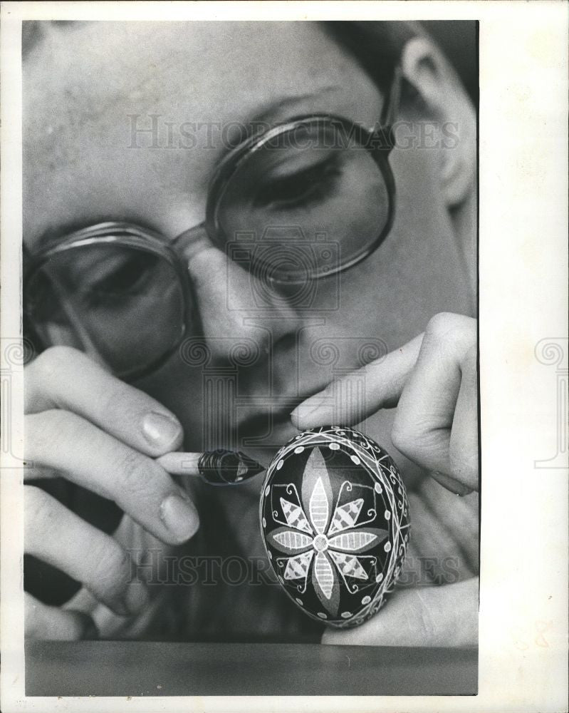 1975 Press Photo Ukrainian Easter Egg Mrs. Jean Warner - Historic Images