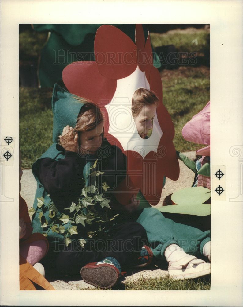 1991 Press Photo Michele Meredith Emily Papin Earth Day - Historic Images