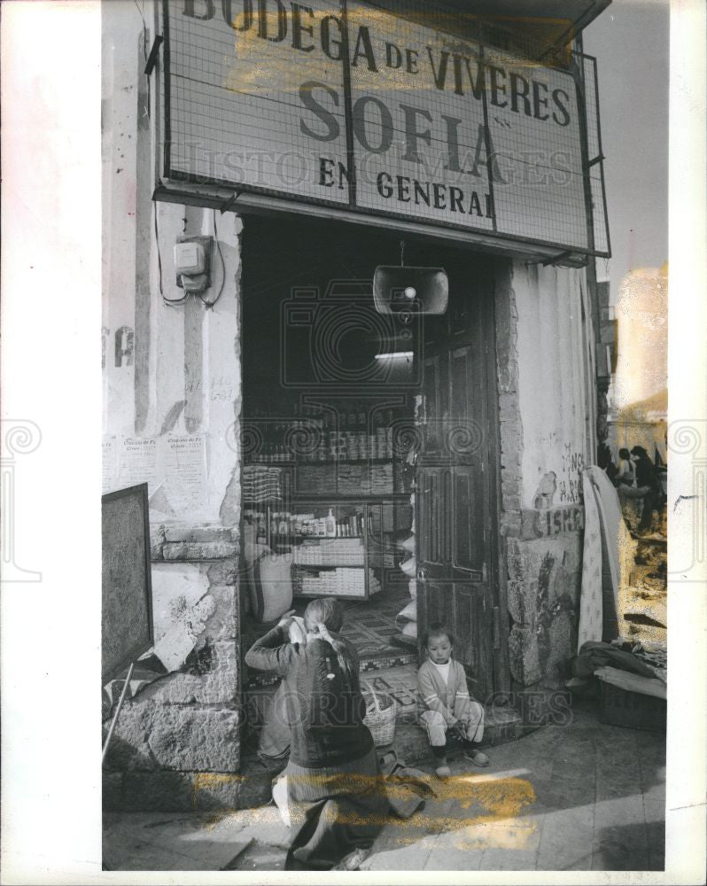 1991 Press Photo Sofia's General Store young girl - Historic Images