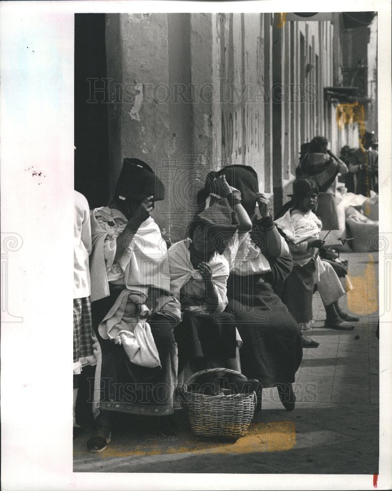 1991 Press Photo Otavalo Indian traditional market - Historic Images