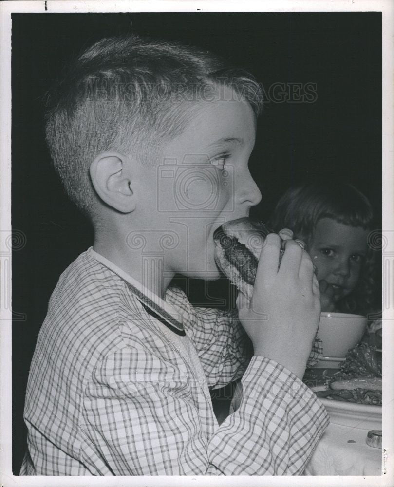 1961 Press Photo kirk frey eating gourmet - Historic Images