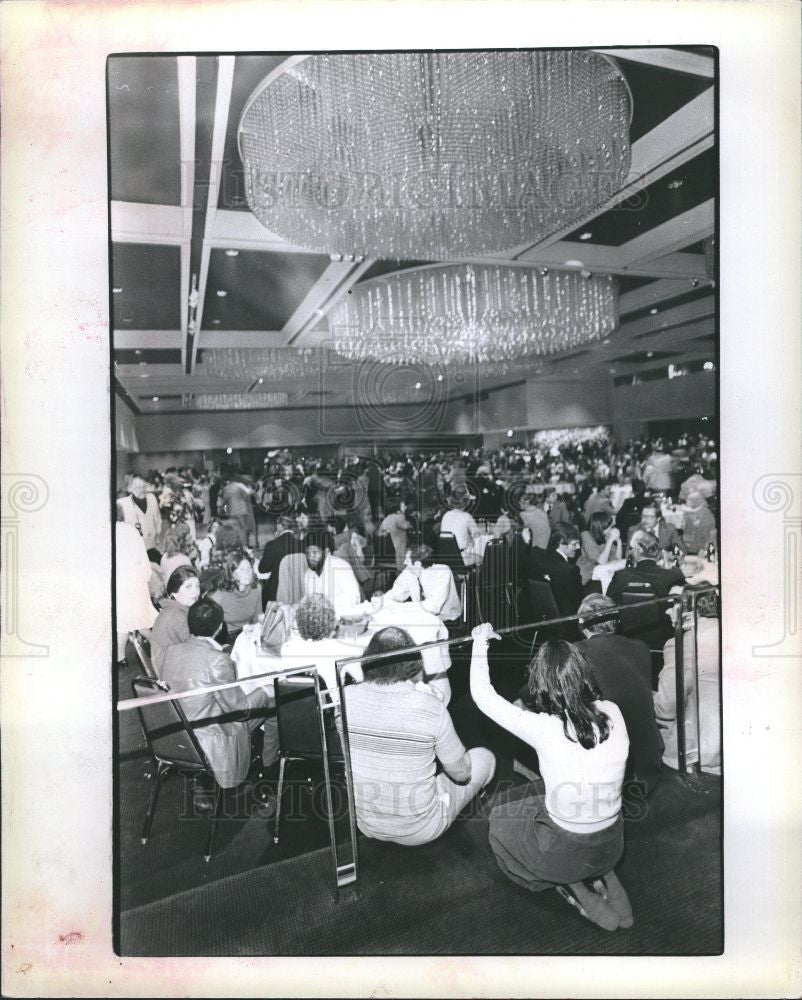 1976 Press Photo office party full swing largest - Historic Images