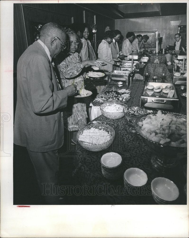1977 Press Photo Paradiso cafe, Detroit, eating, food - Historic Images